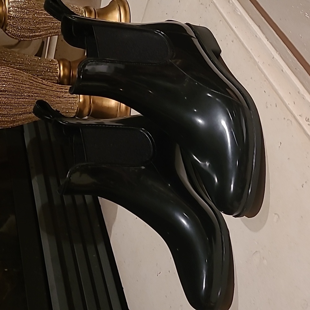 US 8 Unworn Storm By Cougar | Chelsea Waterproof Women's Booties | Black